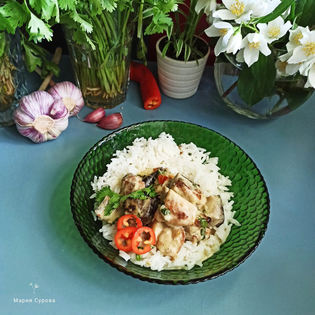 Курица, в сочетании с кокосовым молоком и карри - получается просто изумительная.