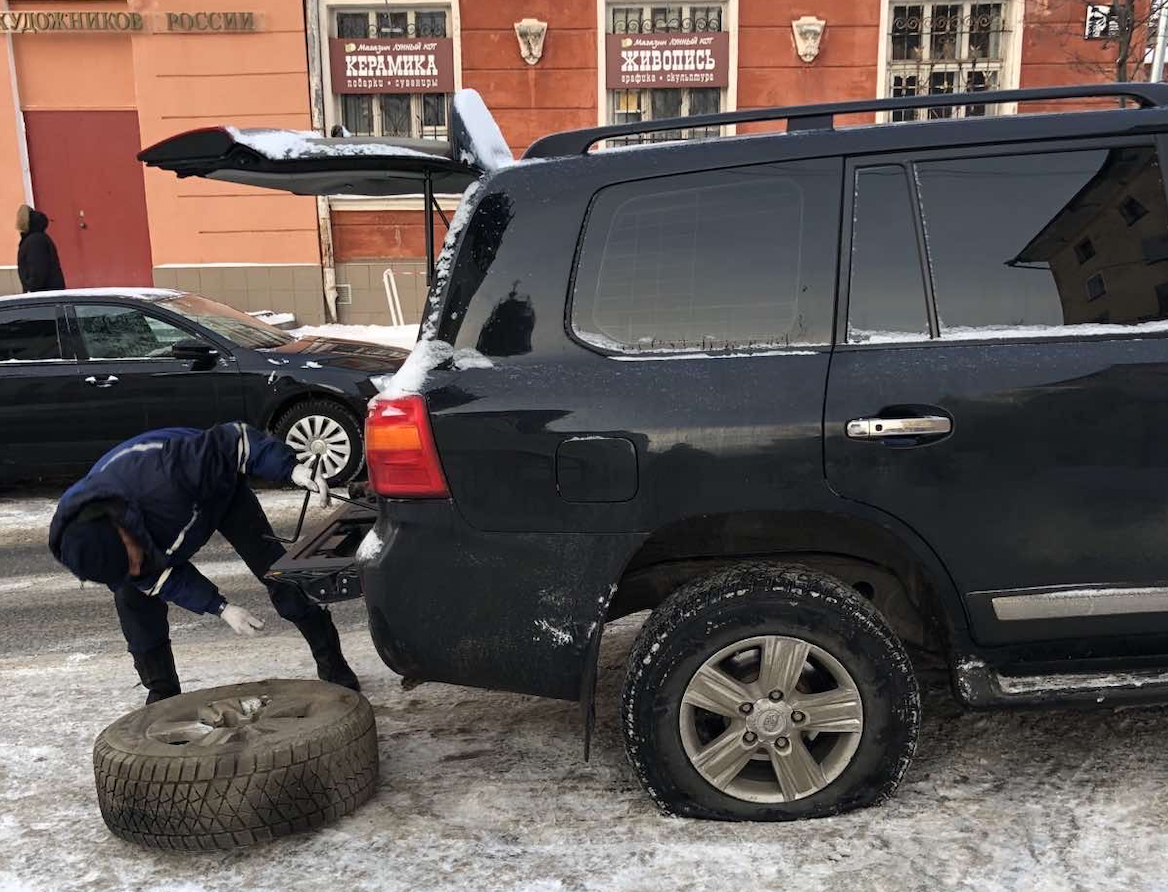 Думаю многие автомобилисты рано или поздно сталкиваются с тем, что протыкают колесо на дороге.

Да что уж, стабильно раз в 4-6 месяцев и я прокалываю колесо, хотя езжу аккуратно.