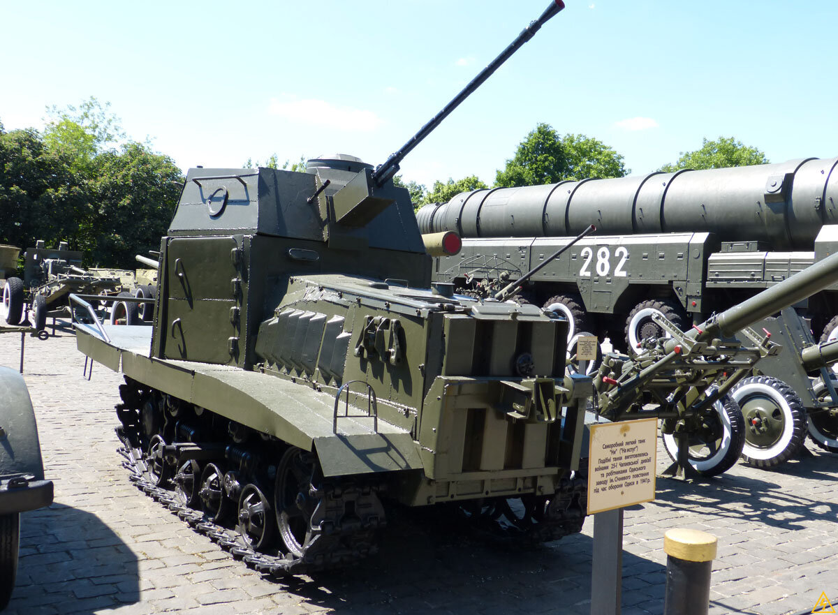 Тракторный танк. Одесский танк ни-1. Танк на испуг ни-1. Танк на испуг ни-1 Одесса. Одесский танк на испуг.
