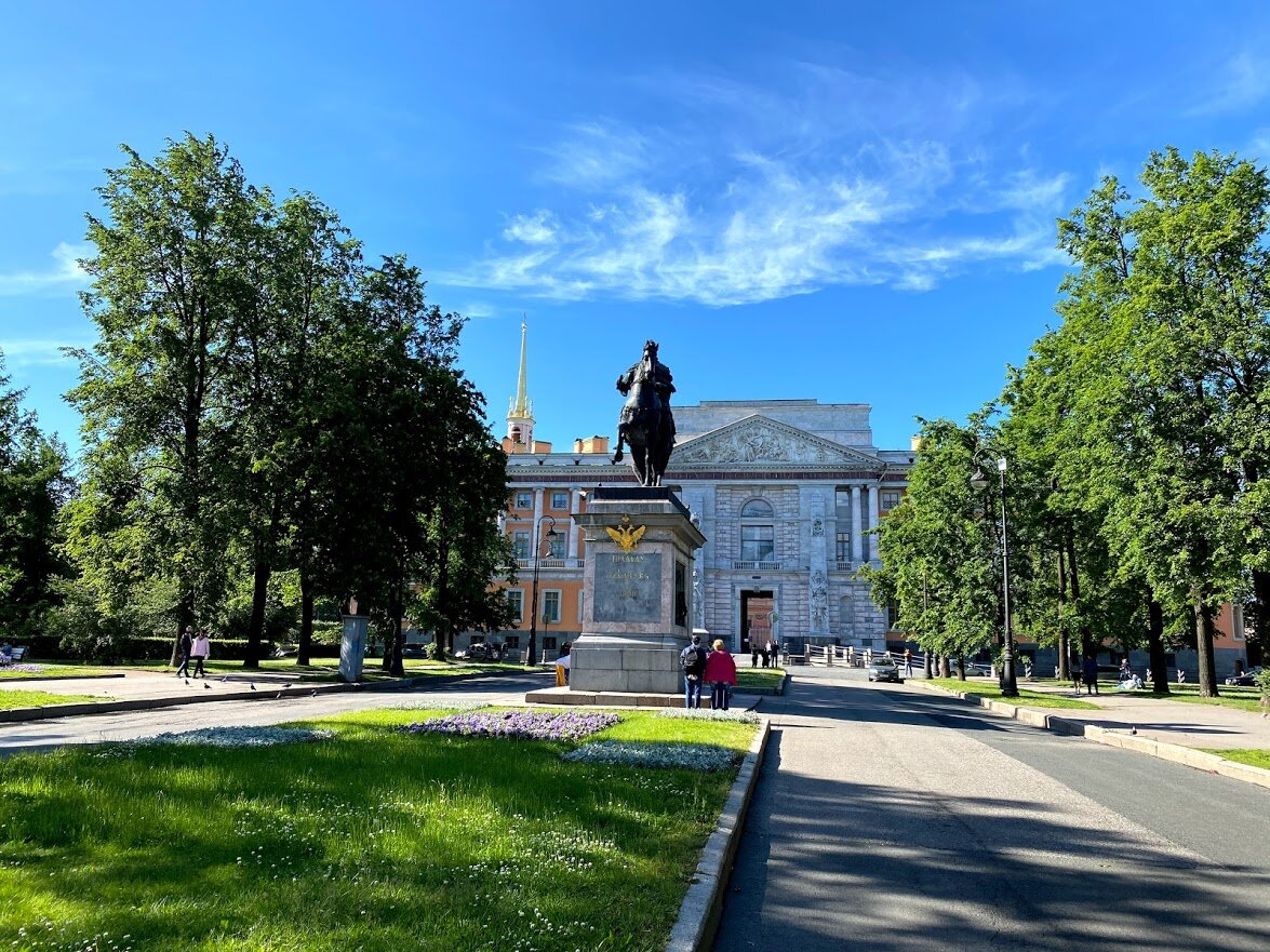 Туристы потихоньку поехали в Питер