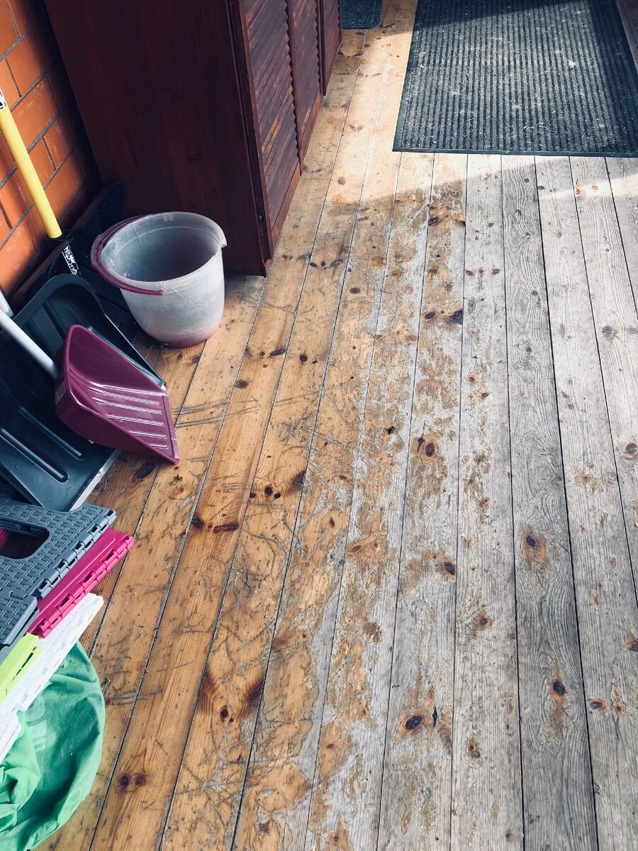 Видны остатки лака, которым изначально был покрыт пол. 