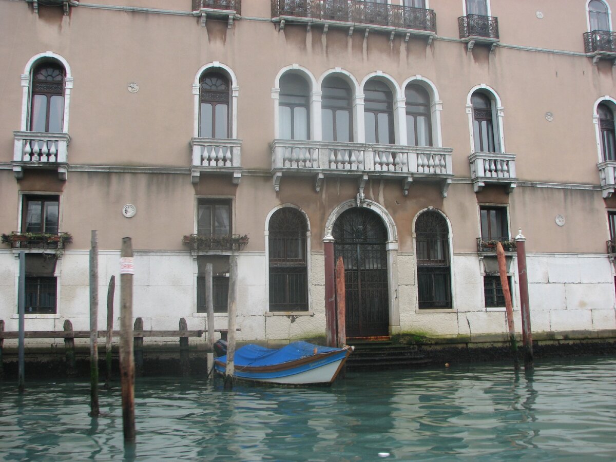 Обычный подъезд в Венеции, рядом припаркована лодка