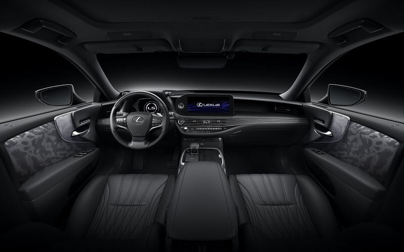 Компания Lexus опубликовала официальные фотографии и характеристики обновленного седана LS. Вкратце все изменения можно свести к новой светотехнике, иному декору и апгрейду движков и трансмиссии. Внешне облик освежен всего несколькими штрихами, но весьма характерными. 
Кузов обновленной версии отличается новаторским методом окраски Gin-ei Luster, при котором получается глубокий серебристый оттенок. Фары совершенно новые, с адаптивной системой Blade Scan, позаимствованной у нового кроссовера RX. Бамперы и прорези в передних крыльях сменили дизайн, как и колесные диски, включая 20-дюймовые для исполнения F Sport. Радар в решетке радиатора обзавелся собственным омывателем.