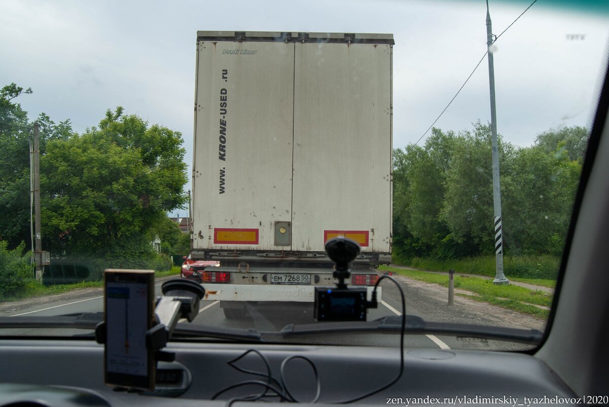 Потому что любой гонщик рано или поздно упирается за фурой...