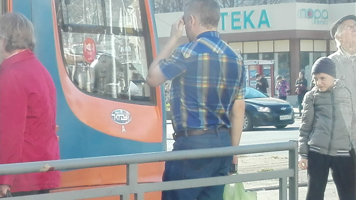 Краснодар, 11 нобяря, некоторые граждане еще в рубашках с коротким рукавом. Фото канала dopross.ru 