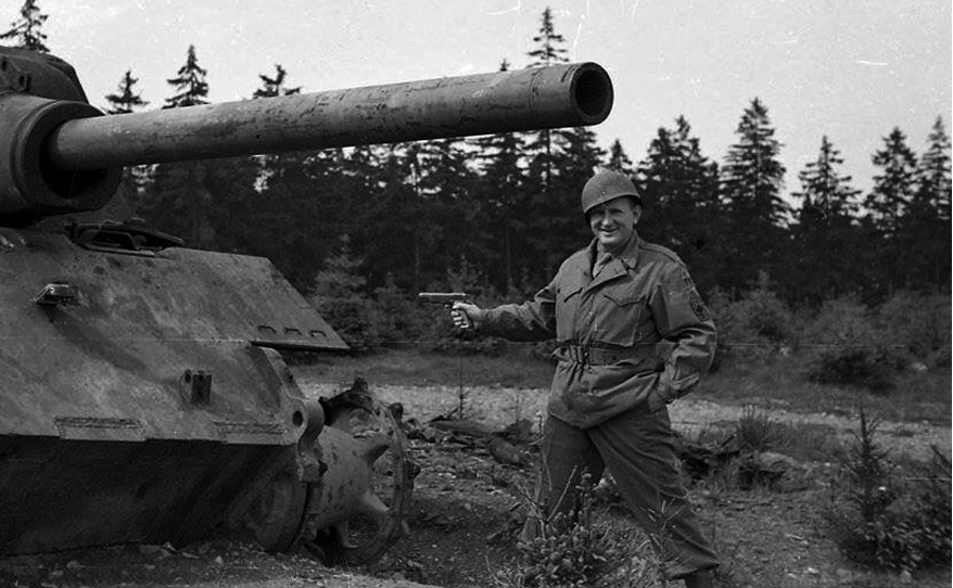Американский солдат на фоне подбитого танка Ягдтигр. Фото сайта https://steemit.com/wwii/@balticbadger/destroyed-german-tank-and-a-shot-of-the-battlefield-never-before-seen-wwii-images