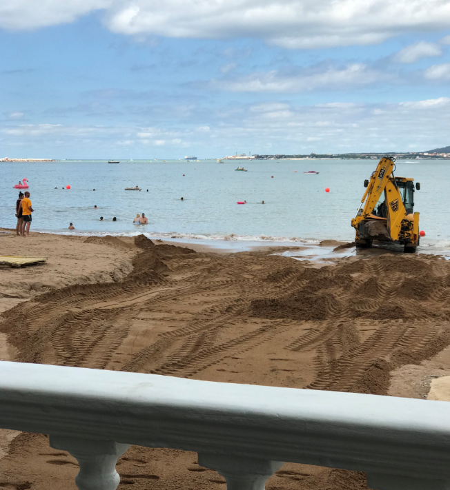 Пляжи приводят в порядок очень быстро