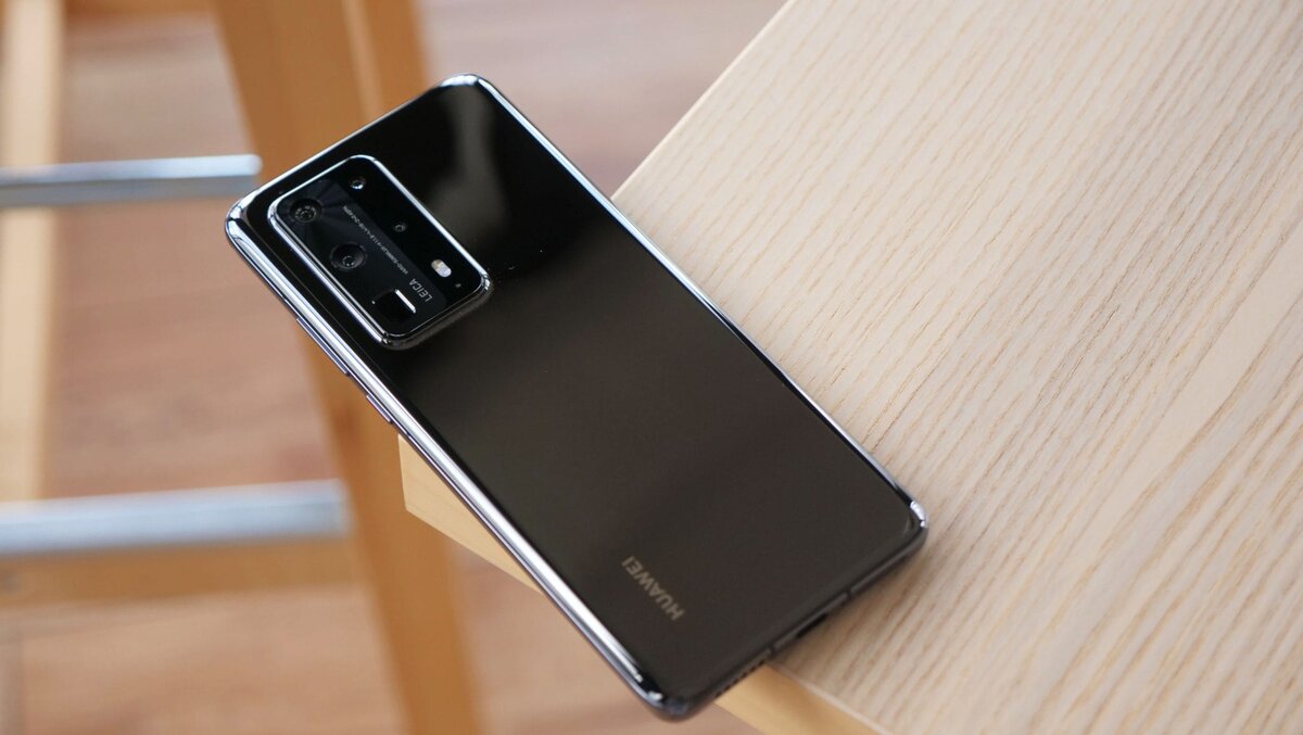 Huawei P40 Pro+ во многом похож на стандартную «прошку», но стеклянную заднюю крышку заменили керамической и добавили камер — сзади их аж пять.