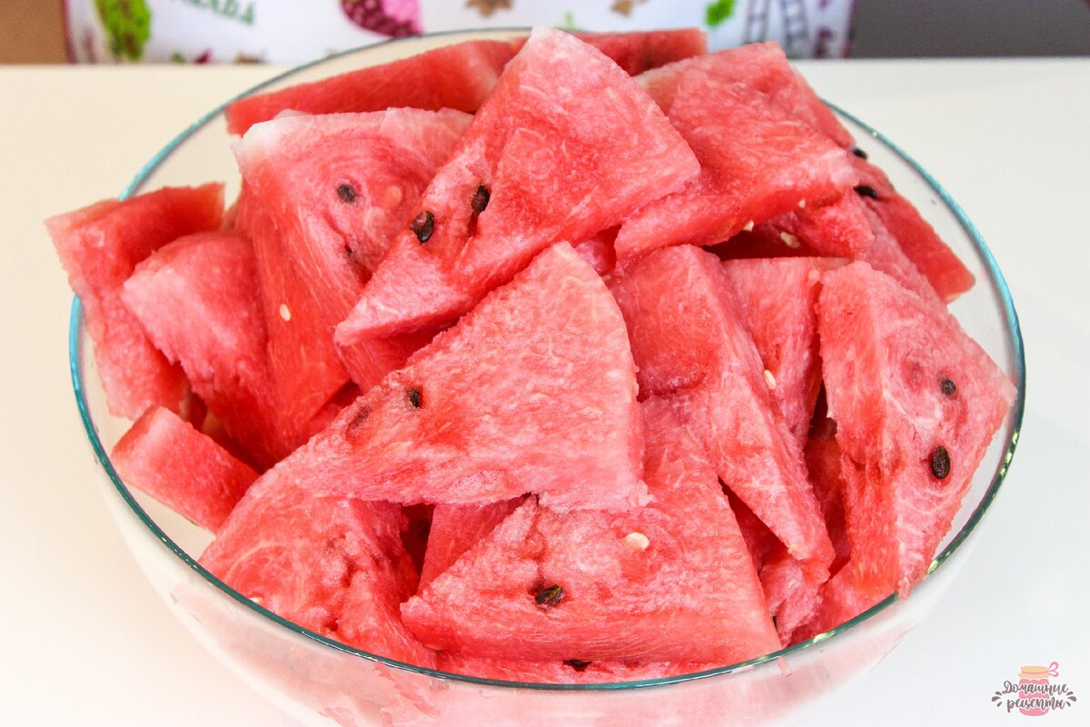 Арбуз помыть, удалить зеленую корку, порезать на куски, удобные для укладывания в банку. 