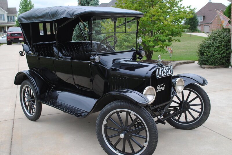 Ford Model T - первый массовый автомобиль в нескольких модификациях.