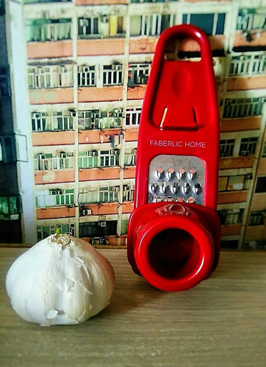 МИНИ-ТЕРКА ОТ ФАБЕРЛИК 
АРТИКУЛ 11802

Всем привет🙋‍♀🙋‍♀🙋‍♀
Сегодня хочу рассказать вам про один из своих самых любимых  аксессуаров для кухни от компании Фаберлик - мини-терка❤️❤️❤️

Эта терка предназначена для натирания любых мелких продуктов, потому что она отлично защищает наши ручки от порезов😍😍😍

Я очень люблю чеснок❤️❤️❤️ Соответственно я часто готовлю блюда из этого продукта❤️❤️❤️

Современные чеснокодавки не очень хорошо справляются со своей задачей, поэтому раньше мне приходилось натирать чеснок на обычной мелкой тёрке😏

Но чаще всего это заканчивалось либо порезом на пальцах, либо натертым в чеснок кусочком ногтя🤦‍♂🤦‍♂🤦‍♂

И тут мне на помощь пришла мини-терочка от Фаберлик от которой я до сих пор в восторге😍😍😍

Никаких порезов и тертых ногтей, очень удобна в использовании, не занимает много места если взять ее с собой например в поездку на дачу🐝🐛🐍🍃🍃🍃