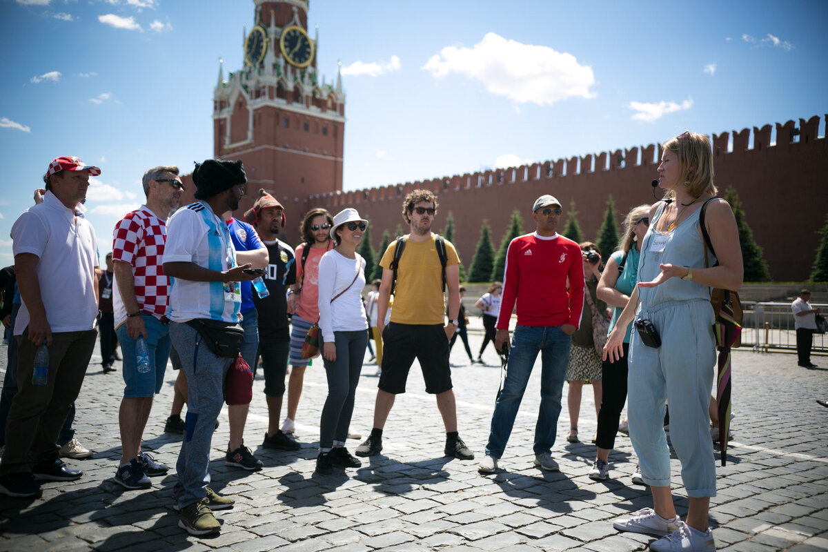 Экскурсовод фото. Гид экскурсовод Россия. Иностранные туристы в России. Туристы в Москве. Иностранные туристы в Москве.