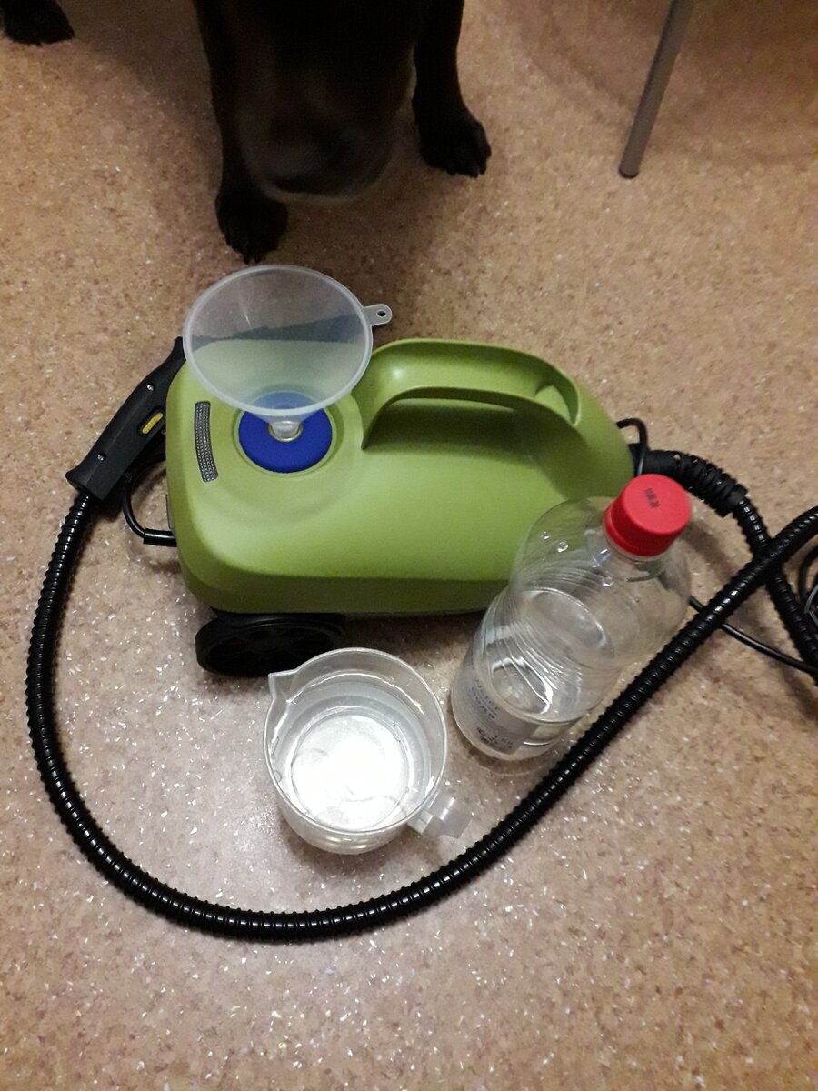 Мерный стакан и воронка как раз в тему. Ася хлебнула водички в процессе))) Фото автора