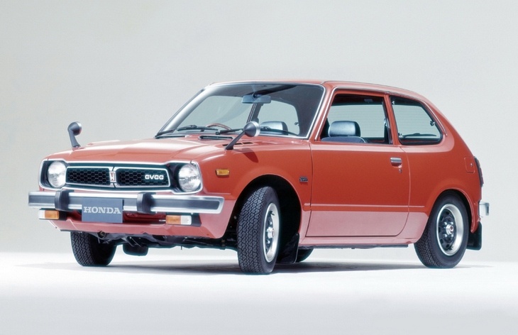  Первое поколение Honda Civic 1972–1979 .  Автомобиль Honda Civic был представлен публике в 1972 году. Это было переднеприводное двухдверное купе с 1,2-литровым мотором мощностью 50 л. с.-2
