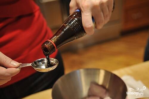 Добавляем ложку соевого соуса