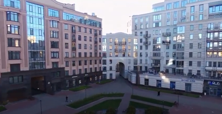 Архитектура современная, но консервативная.  