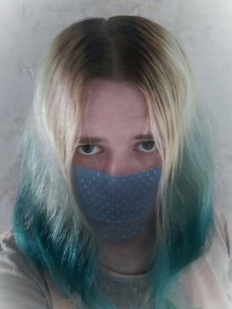 Исходные данные: отросшие корни, желтый отрезок от краски и обесцвеченные волосы