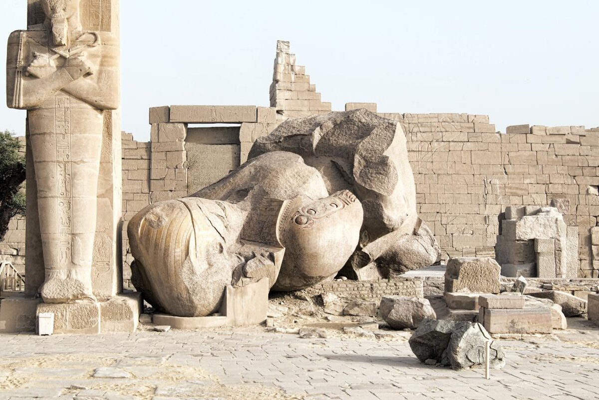 Колоссы Рамессеума