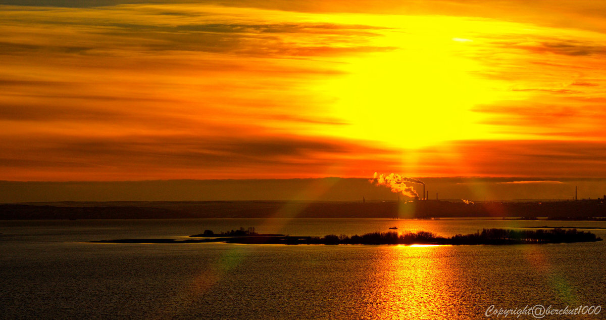 Закат или заход Солнца — момент исчезновения верхнего края светила под горизонтом. Понятие закат может относиться также ко всему процессу пересечения горизонта видимым диском светила.

