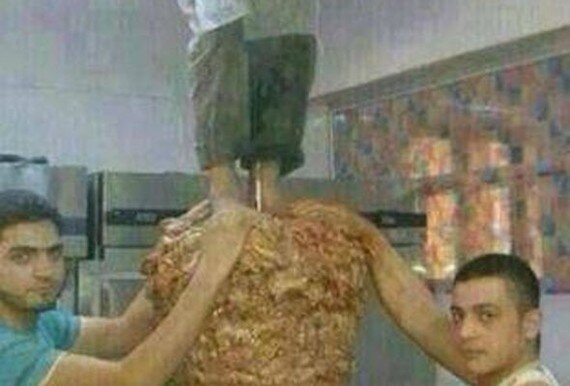 Посередине подвала, стоит грязная, ржавая ванна, наполненная куриным мясом, плавающем в какой то пахнущей уксусом жидкости.