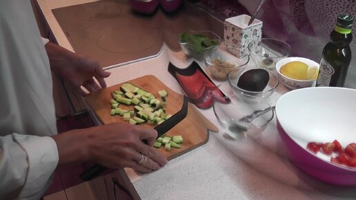 Салат с форелью и авокадо