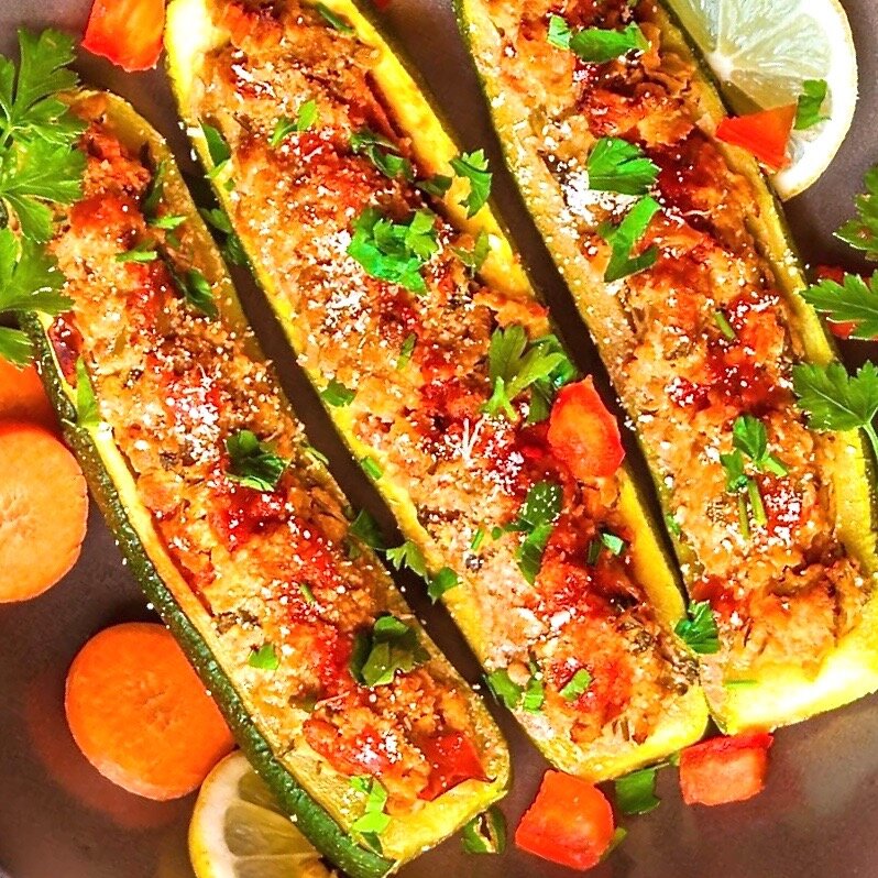  Кабачки с крабовыми палочками и помидорами. 