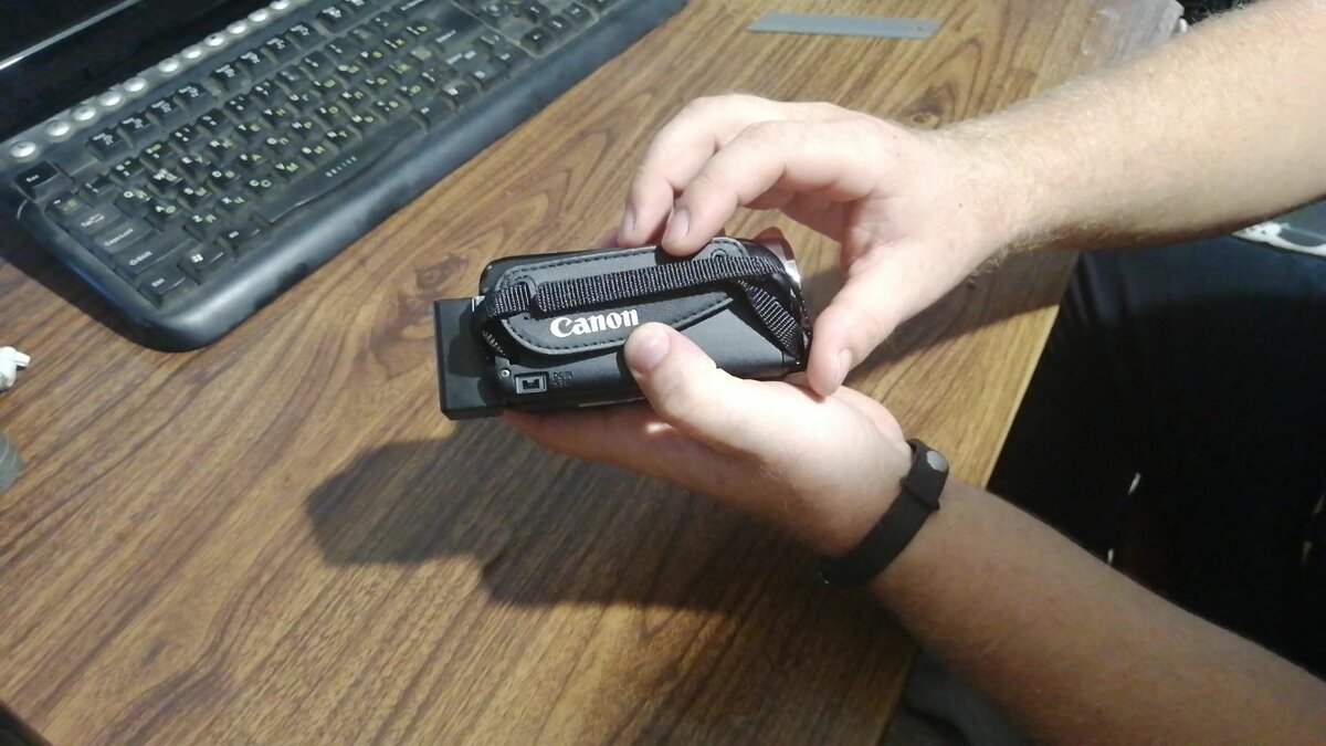 На фото разьем для зарядного устройства