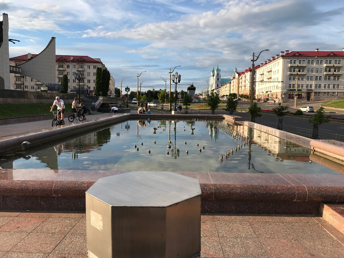 Возле Гродненского Драматического театра в июле 2017 года. Фотография сделана мной