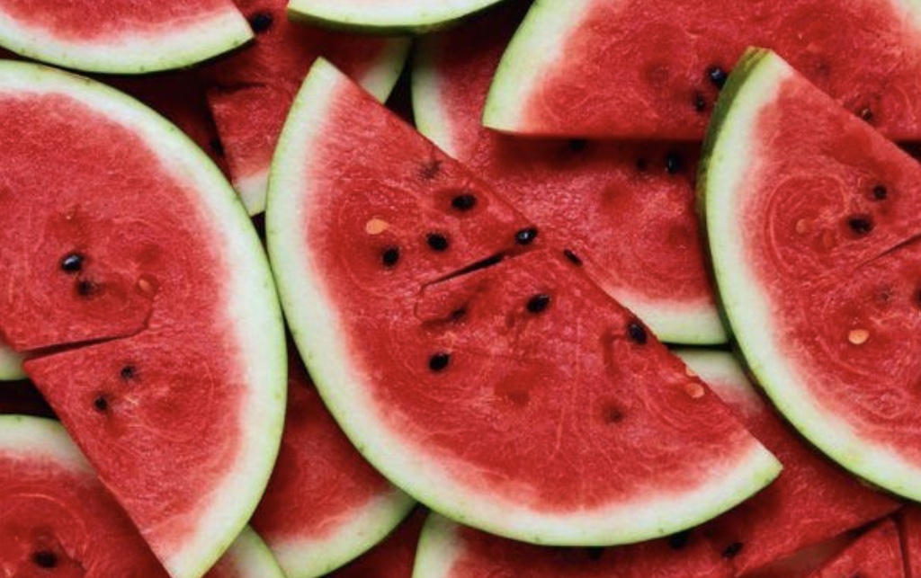 Арбузные корки очищаем от зеленой твердой части и нарезаем их на произвольные кусочки.