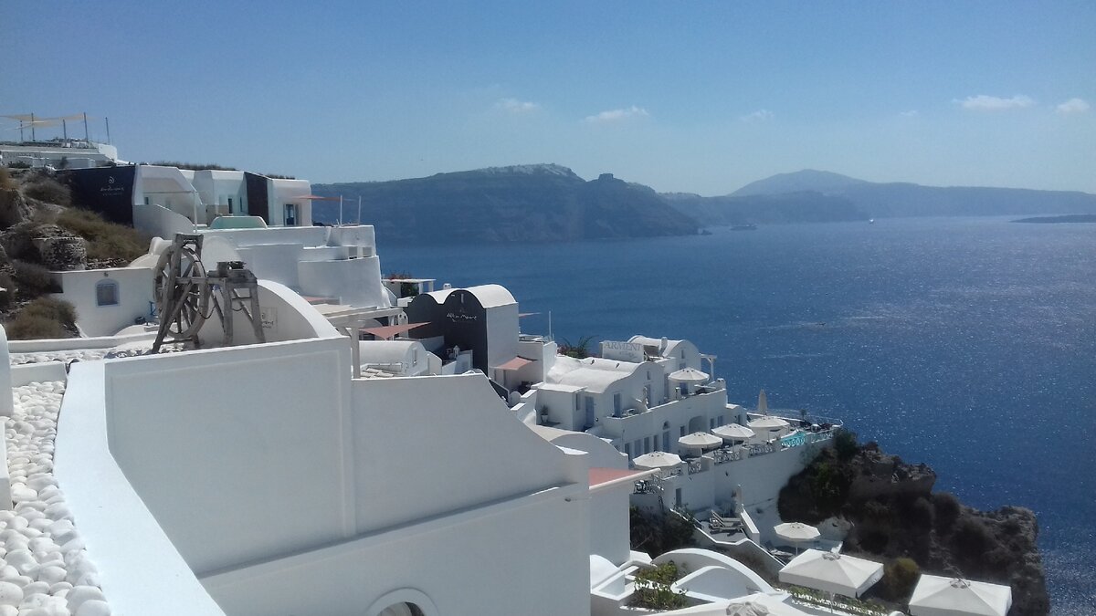 Многие греческие слова нам уже знакомы, как знакомы по путеводителям и открыткам подобные греческие пейзажи, примелькались (на фото автора остров Санторини)