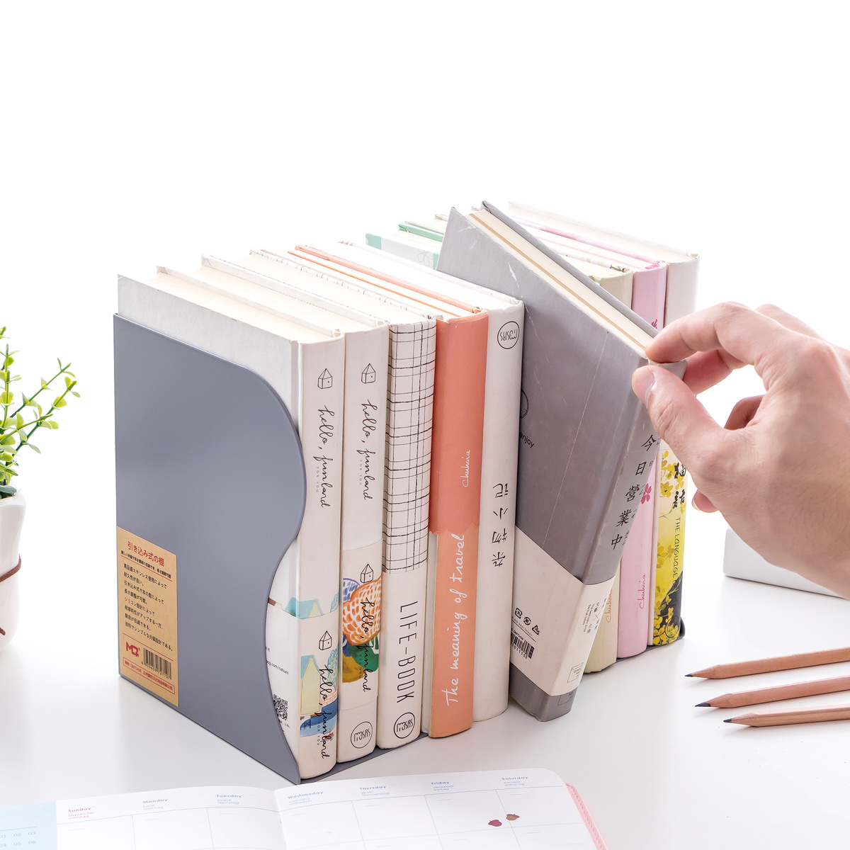 Компактное размещение книг на рабочем столе