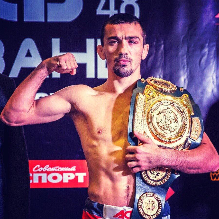 Аскар Аскаров или "Пуля" - дагестанский боец вокруг которого нет хайпа, хотя он за 2 боя в UFC поднялся на 3 строчку лучших бойцов наилегчайшего веса. С малых лет увлекался вольной борьбой и в итоге достиг спортивного звания МСМК по этому виду спорта. В 2017 году на Сурдлимпийских играх взял золото по вольной борьбе. Кроме вольной борьбы занимался боевым самбо и грэпплингом. Вскоре его внимание привлекли смешанные единоборства и он решил попробовать свои силы в любительских боях. Когда он попал в ACB, он реально показал на что способен, выиграв пояс чемпиона всего за год, побив всех кто был у него на пути. Контракт с UFC достаточное время находился в разработке, но все же Аскар был подписан в эту лигу. Аскар очень терпеливый человек, который любит доводить свои дела до конца и скоро он это докажет, когда возьмёт свой второй чемпионский пояс. 