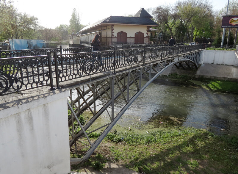 Мостик через Саларю и кафе в углу парка.