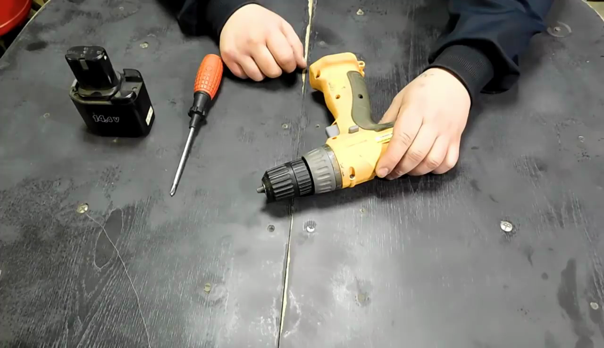 Как открутить без шуруповерта Как снять патрон на дрели Dewalt DCD701D2-QW YouTube