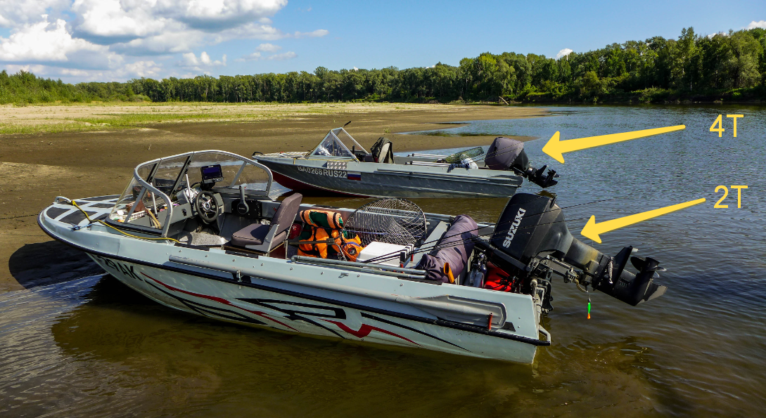 Ближе к нам - моя лодка Крым с мотором Suzuki DT30S (изначально он был румпельный). Дальше - Крым товарища с четырёхтактным Suzuki DF30ARS. 