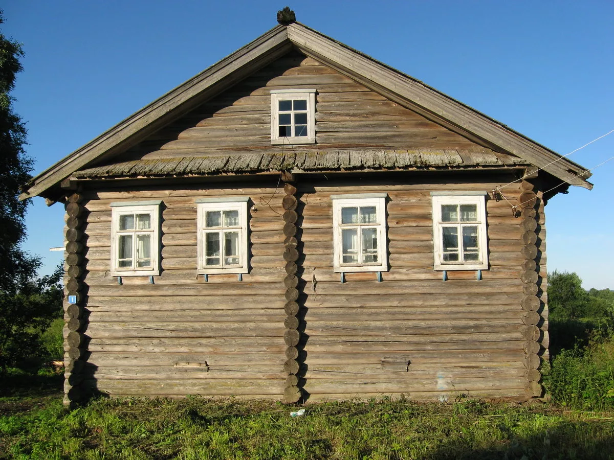 Избы 2. Дом пятистенок Тверская область. Новгородский пятистенок. Деревенский деревянный дом. Старый деревянный дом в деревне.