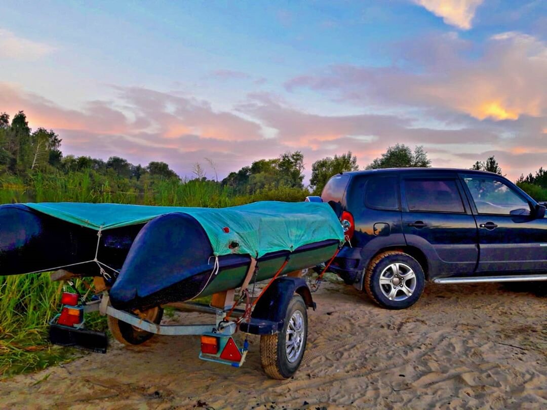 Это моя Нива и лодка отца, которую мне подарил