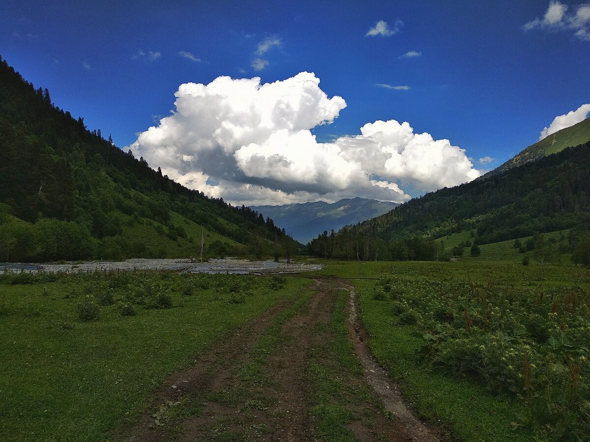 Вырез между двумя горами,в котором плавают облака.