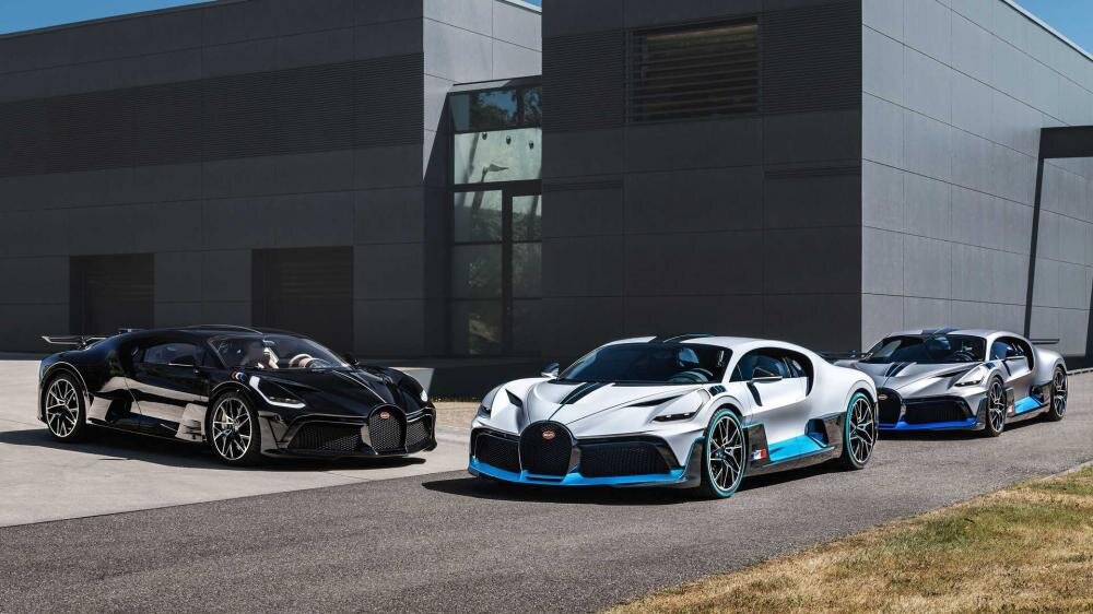 Гиперкар Chiron превратился в Bugatti Divo в августе 2018 года: премьера модели состоялась на «Конкурсе элегантности» в Пеббл-Бич. В компании называют Divo вполне самостоятельной моделью, несмотря на то, что агрегатная база у гиперкаров общая.