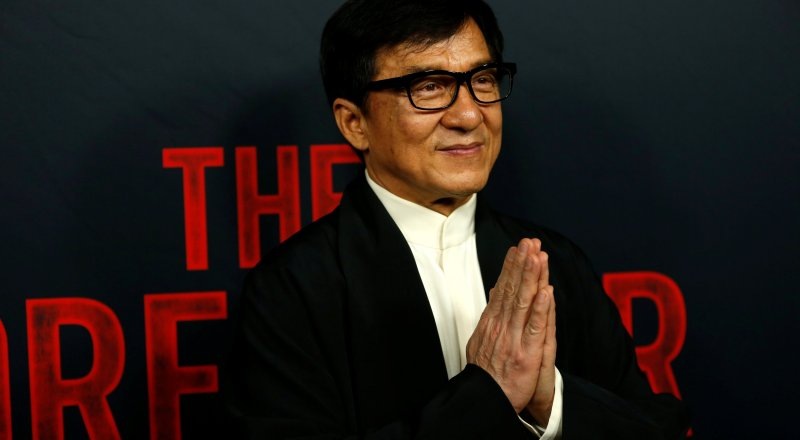 Известный китайский актер Джеки Чан в своих мемуарах Never Grow Up ("Никогда не взрослей") поделился шокирующими откровениями о жизни, 
Актер рассказал в своей книге о злоупотреблении алкоголем, множестве проституток и даже насилии по отношению к своему сыну. Также он признался, что часто садился пьяным за руль. "После того как ты пожил в бедности, деньги дают тебе ощущение уверенности. Мне нравилось, чтобы вокруг меня было много людей, каждый раз ел с большой компанией. Лет десять назад я за один год потратил два миллиона долларов на оплату еды других людей. Я делал экстравагантные подарки: часы, машины, кожаные куртки ручной работы, коробки дорогого вина", - написал Джеки Чан.

Он также рассказывает, как ужасно относился к своей первой девушке. По его словам, когда он направлялся домой и понимал, что она также дома, то разворачивался и уходил, чтобы не проводить с ней время.

Кроме того, актер рассказал, как из-за параноидальных мыслей прятал деньги от своей первой жены Жоан Линь, считая, что девушке от него были нужны лишь финансовые средства. Однажды, по словам Джеки Чана, он во время ссоры с женой схватил их маленького сына Джейси и кинул его через комнату. Позже он изменил ей с актрисой и бывшей "Мисс Азия" Элейн Нг.

"Я не был хорошим отцом или хорошим мужем, но выполнял свой долг по отношению к моему сыну и его матери", - рассказывает Джеки Чан. При всем этом актер признался, что все его плохие поступки были следствием его незрелости и неуверенности в себе.