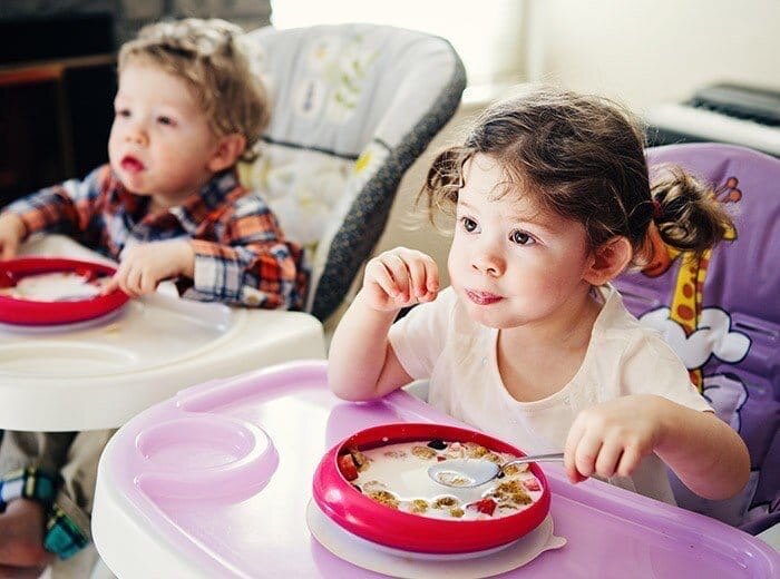 Наверняка, вы знаете, что кормить под мультики нельзя.  Но многие все же практикуют этот способ, а если и не мультики, так стишки или песенки, игрушки, коробочки, половники на столе, чтобы занять руки и, главное, мозг малыша. Главная цель - отвлечь ребёнка на посторонние предметы/звуки/картинки, ведь как кажется маме, тогда малыш с удовольствием открывает рот и ест. И естественно, по-другому кушать он уже не соглашается. 