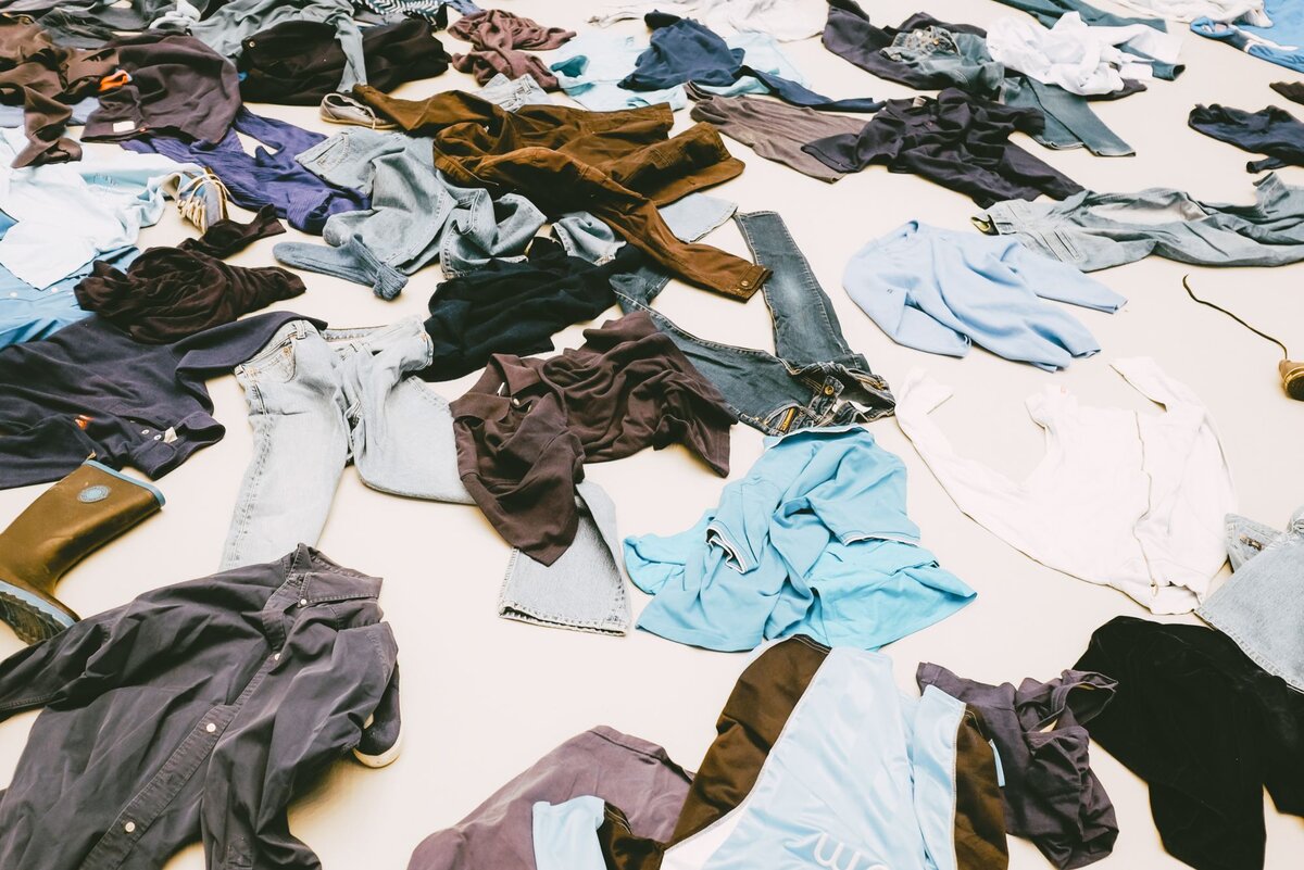 Стал забывать вещи. Разбросанные вещи на полу. Одежда валяется на полу. Куча одежды разбросанная. Раскиданная одежда на полу.