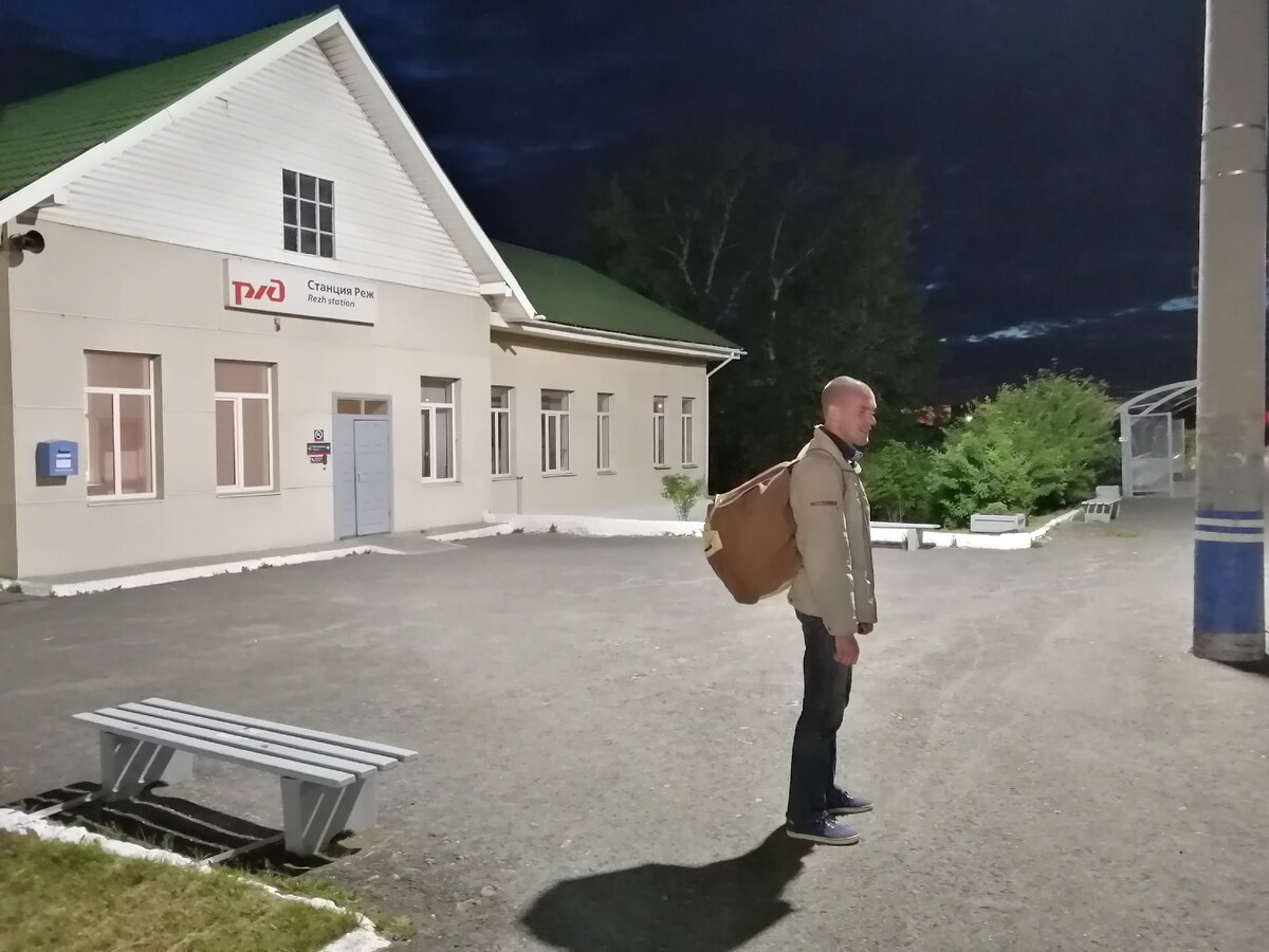 ...и вид сбоку. Нехило я упаковался. Все вещи на мне - старые, им лет по 10.