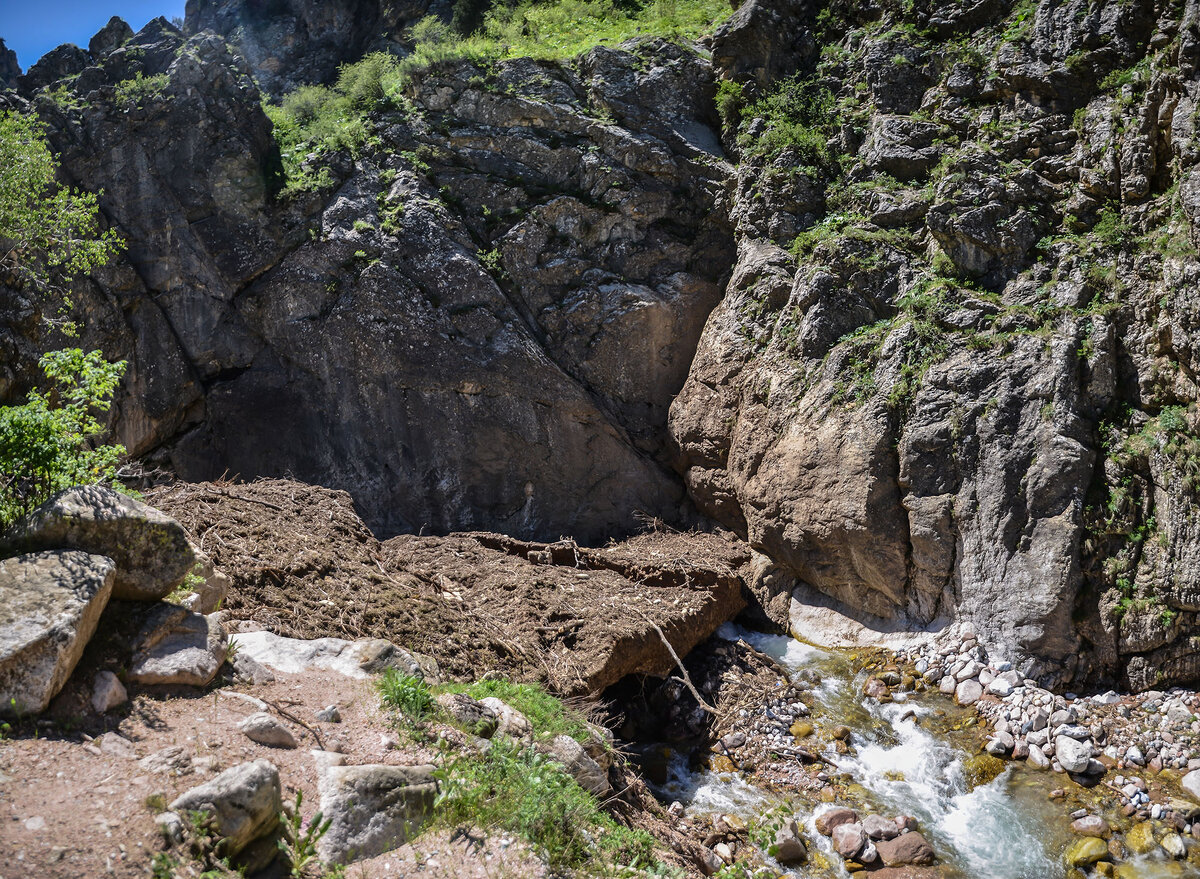 Эта коричневая субстанция снег  вперемешку с глиной, ветками и камнями.