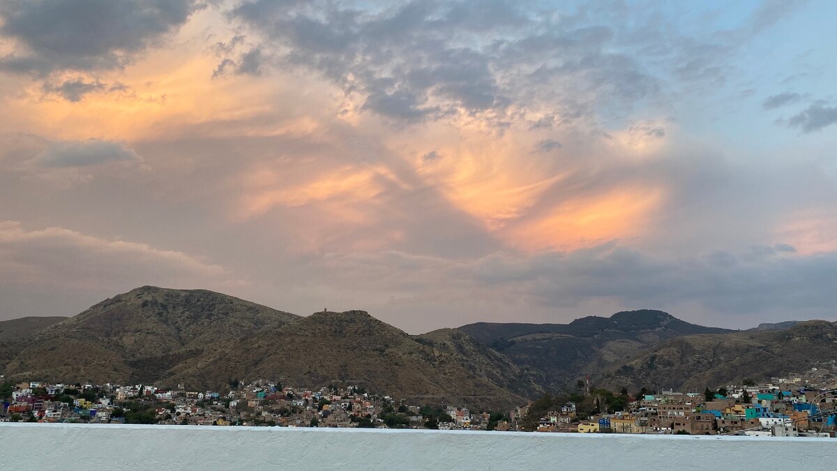 Закат в г. Гуанахуато (фото автора)