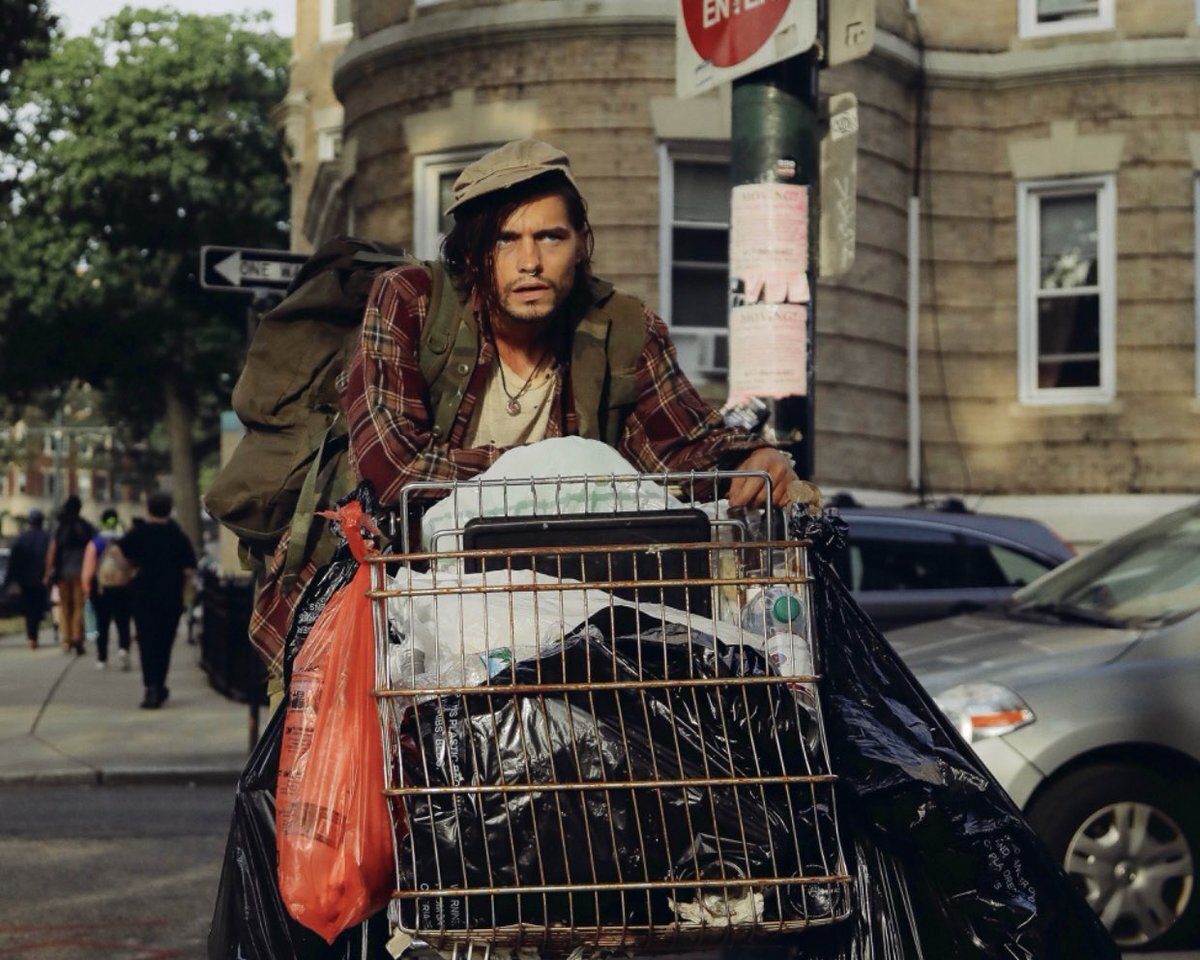 Каждый день героя начинается с поиска бутылок и еды