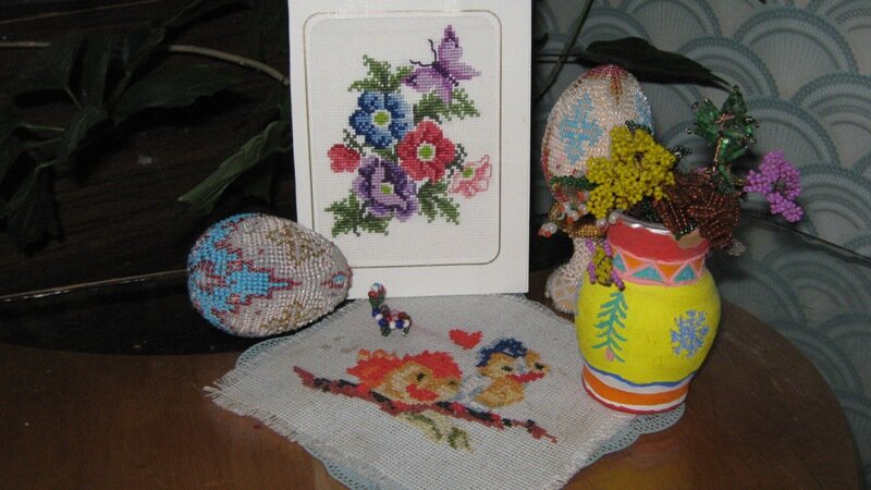 Обшитое бисером яйцо, некоторые цветочки из бисера тоже мои :)