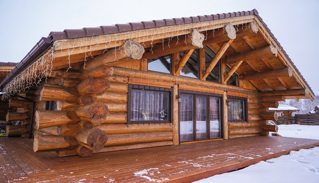 Особенно выигрышно такое решение при использовании бревен разного диаметра, как на фото