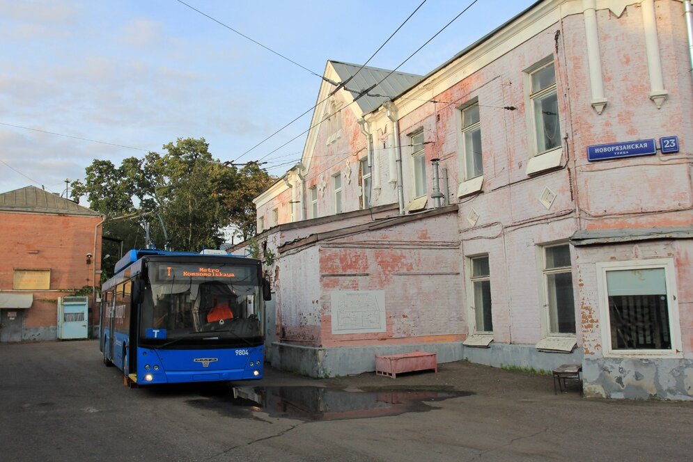 1. Начнём нашу короткую прогулку от бывшего 2-го троллейбусного парка, который должен в будущем вместе c бышим 4-м автобусным парком стать новой площадкой Музея московского транспорта. Один из "рогатых" отдыхает на территории 2-го парка.