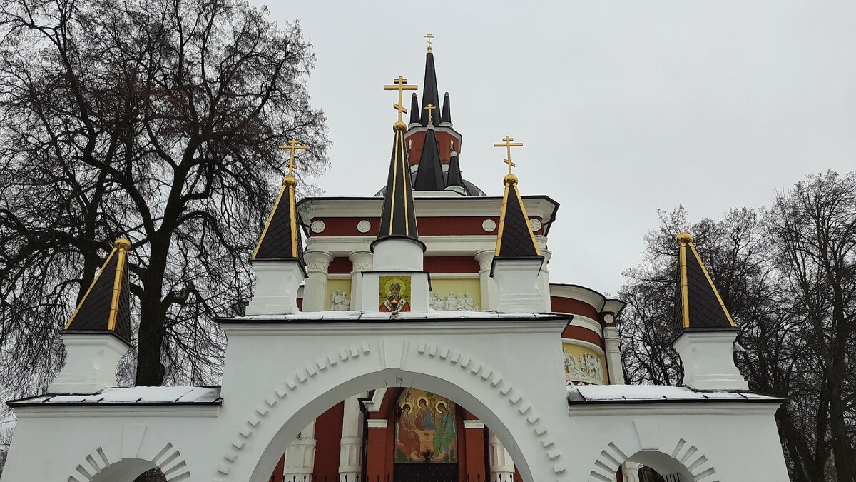 Многочисленные шпили украшают храм